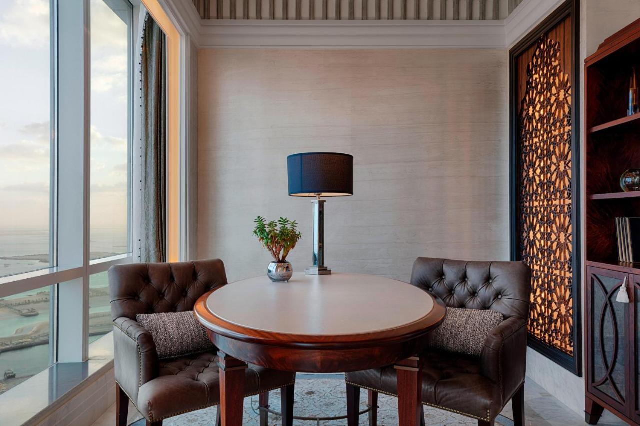 Al Mushref Suite met 1 Slaapkamer, 1 Kingsize Bed en Gedeeltelijk Uitzicht op Zee